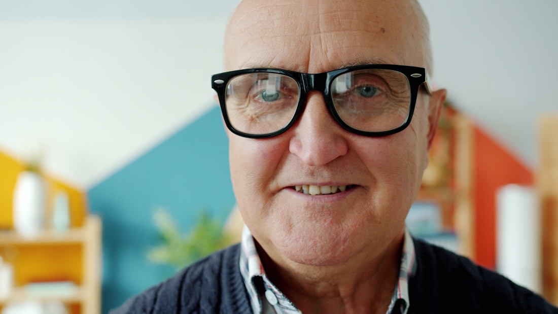 Senior mit Brille, Porträt – Symbolbild
