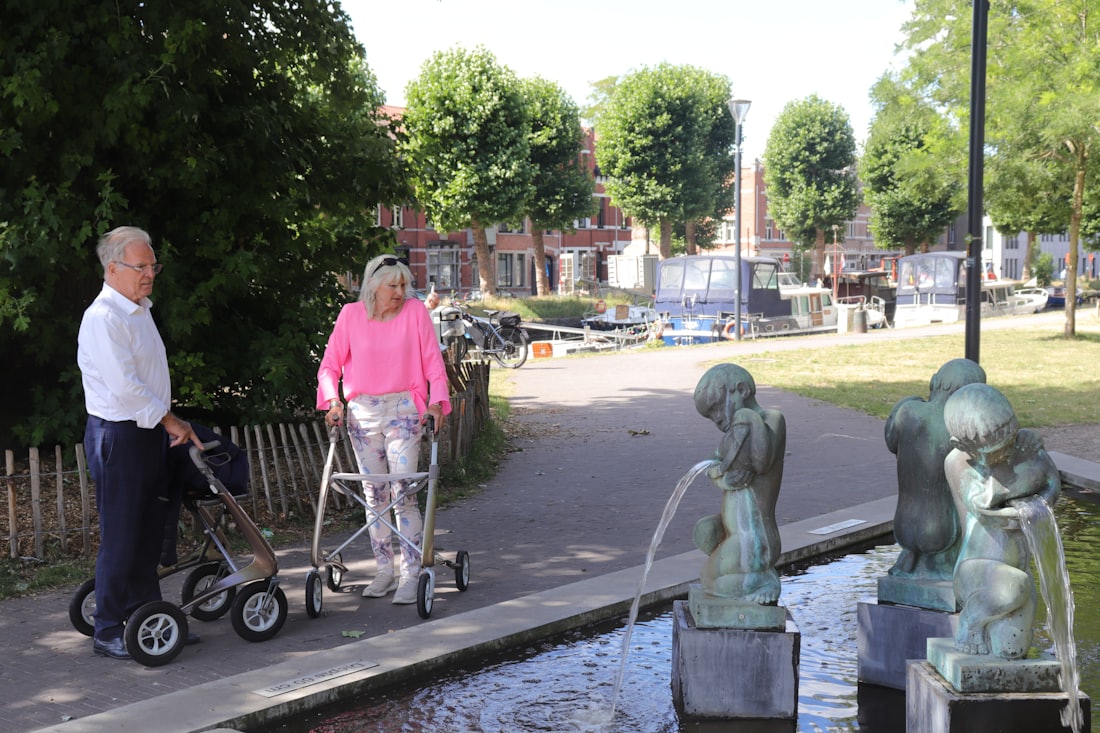 Senioren mit Rollatoren am Kanal – Symbolbild